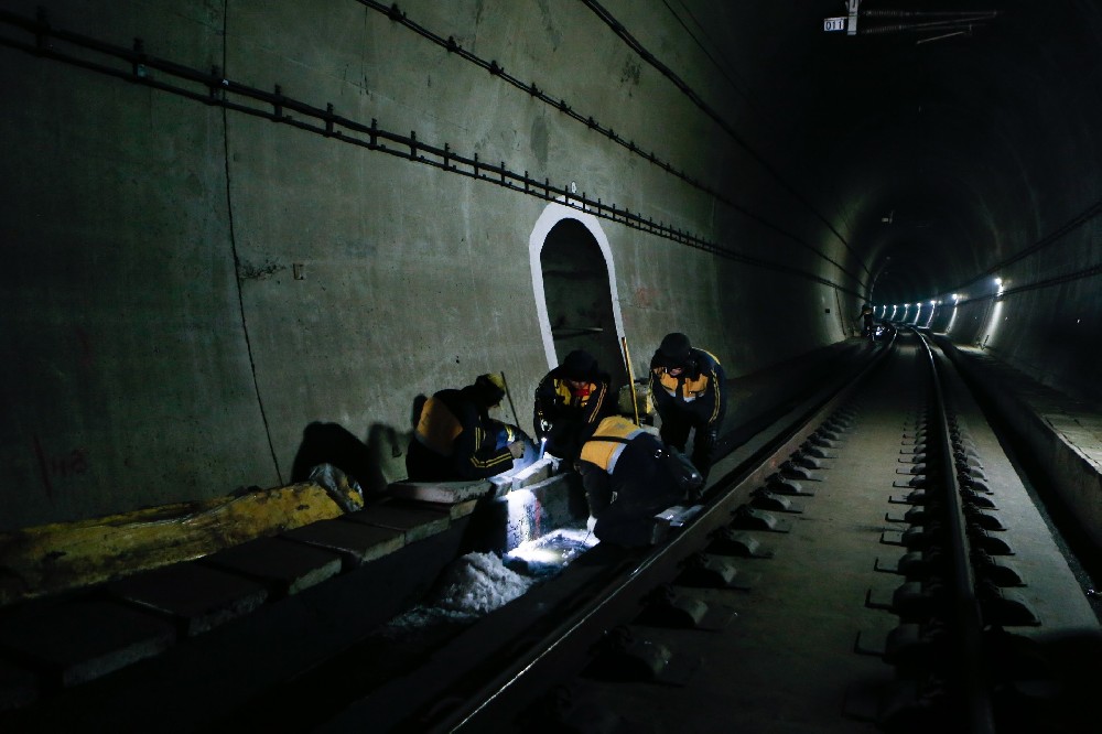 清镇铁路运营隧道病害现状